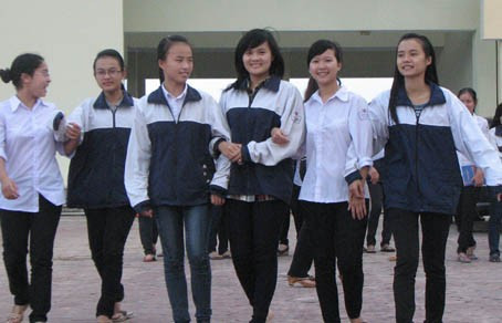 Mai đây, từ mái trường này, những cánh chim sẽ bay xa, bay cao Rạng danh đất học Hồng Lam