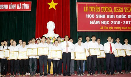 Bí thư Tỉnh ủy Nguyễn Thanh Bình và Phó Chủ tịch UBND tỉnh Nguyễn Thiện trao bằng khen cho các em đạt HSG QG năm học 2010-2011 Rạng danh đất học Hồng Lam