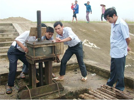 Sau khi đóng được cống lại lo không thể mở đủ lưu lượng tưới