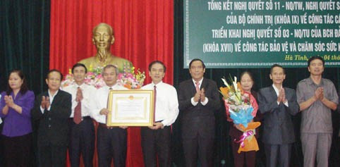 Thừa uỷ quyền của Chủ tịch nước, Bí thư Tỉnh uỷ Nguyễn Thanh Bình trao Huân chương Lao động hạng Nhì cho BTC Tỉnh uỷ.