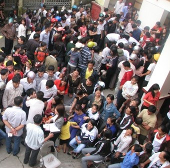 Bệnh nhân và người nhà chen chúc chật kín sân Hội Đông y tỉnh Bệnh nhân và người nhà chen chúc chật kín sân Hội Đông y tỉnh