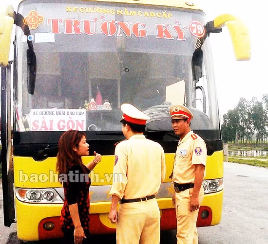 Không những không hợp tác, chủ xe là Bùi Thị Vân còn lăng mạ lực lượng chức năng.