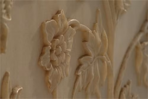 Họa tiết trang trí trên tường lăng mộ.