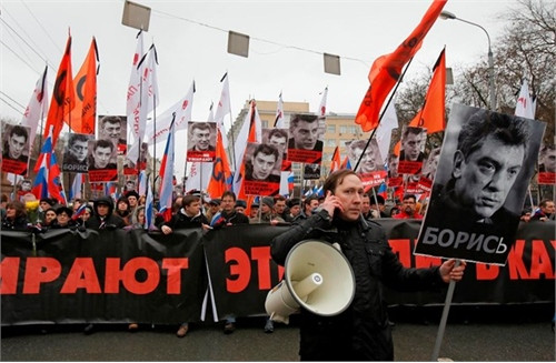 Một cuộc tuần hành tưởng niệm ông Nemtsov ở Moskva. (Ảnh: knews.esy.es)