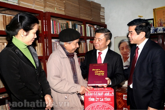 Bí thư Tỉnh ủy - Chủ tịch UBND tỉnh Võ Kim Cự cùng đoàn chúc tết nhà nghiên cứu văn hóa Thái Kim Đỉnh Bí thư Tỉnh ủy - Chủ tịch UBND tỉnh Võ Kim Cự cùng đoàn chúc tết nhà nghiên cứu văn hóa Thái Kim Đỉnh