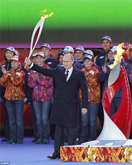 Tổng thống Nga Vladimir Putin phát lệnh bắt đầu lễ rước đuốc tại Quảng trường Đỏ