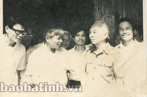 Đại tướng Võ Nguyên Giáp căn dăn các đồng chí lãnh đạo tỉnh Nghệ Tĩnh quan tâm bồi dưỡng các cán bộ trẻ ” (Ảnh chụp ngày 12-9-1989, tại hội trường Tỉnh ủy Nghệ Tĩnh, trong hội thảo kỷ niệm 100 năm, năm sinh Bác Hồ). Ảnh: Sinh Hương