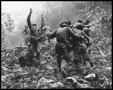 Bức ảnh được sử dụng làm bìa cuốn sách khắc họa một lính nhảy dù Mỹ bị thương, đang ẩn náu trong một khu rừng gần Huế. Nhân vật trung tâm của bức ảnh là người lính đang giơ tay ra hiệu, hướng dẫn một chiếc trực thăng cứu hộ hạ cánh. Đôi tay của người lính được chụp trong khoảnh khắc như thể đang giơ lên cầu nguyện, một hình ảnh đầy ẩn ý về sự tuyệt vọng của lính Mỹ khi tham chiến tại Việt Nam. (Tháng 4/1968)