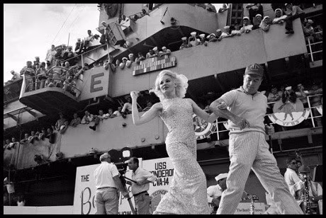 Nữ diễn viên Mỹ Carroll Baker sang Việt Nam biểu diễn văn nghệ phục vụ binh lính Mỹ. (Tháng 12/1965)