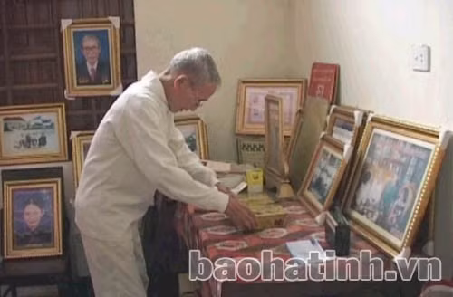 "Phòng truyền thống" của gia đình ông Tiến với nhiều bức hình và kỷ vật ghi dấu những kỷ niệm một thời với Đại tướng