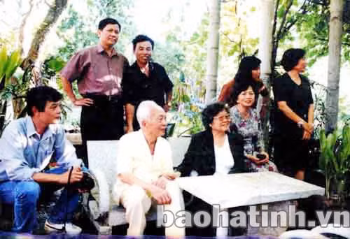 Trong khuôn viên gia đình Đại tướng (tác giả Bùi Quang Thanh đứng phía sau, mặc áo đen). Ảnh: NSNA Trần Định