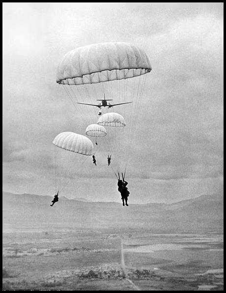 Cận cảnh một tốp lính nhảy dù.