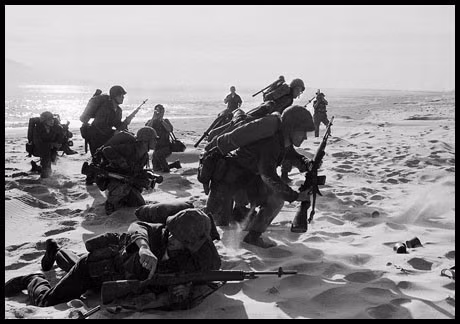 Một nhóm lính thủy đánh bộ Mỹ đang áp sát bờ biển Đỏ (ngày nay là biển Xuân Thiều) ở Đà Nẵng. (Ngày 10/4/1965)