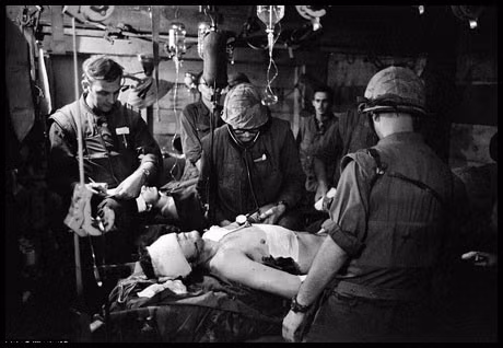 Bên trong một bệnh viện dã chiến của lính Mỹ ở thị trấn Khe Sanh, tỉnh Quảng Trị. (Tháng 3/1968)