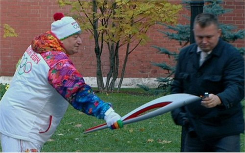 Ngọn đuốc phụt tắt khi trên đường tới điện Kremlin