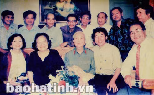 Đại tướng và các Nhà văn dự Đại hội 9 Hội Nhà văn Việt Nam. Ảnh: TL