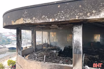 Cận cảnh hiện trường vụ cháy khu trưng bày Công ty gỗ Hào Quang 