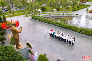 Lãnh đạo tỉnh dâng hương, báo công nhân kỷ niệm 136 năm Ngày sinh Chủ tịch Hồ Chí Minh