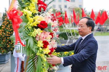 Lãnh đạo tỉnh dâng hương tưởng niệm Chủ tịch Hồ Chí Minh, tri ân các anh hùng liệt sĩ