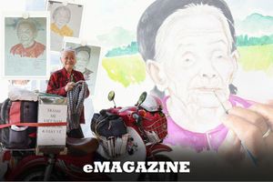 Nữ họa sỹ 76 tuổi chạy xe máy xuyên Việt vẽ chân dung các mẹ Việt Nam anh hùng