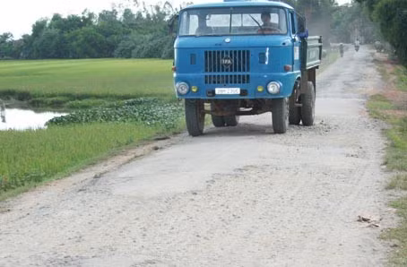 Đường Nam cầu Cày - Hộ Độ đang từng ngày bị băm nát bởi các loại phương tiện giao thông.
