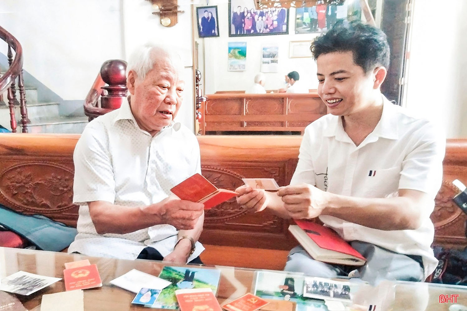 Ông Lý Trọng Tứ tự hào trò chuyện với phóng viên về ký ức những ngày là đại biểu tham dự kỳ Đại hội Đảng bộ tỉnh đầu tiên sau khi đất nước thống nhất. bqbht_br_a8-4362.jpg