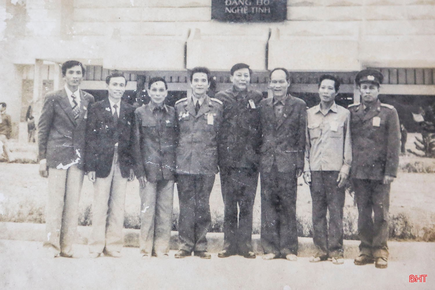 Ông Lý Trọng Tứ (thứ 2 từ trái qua) cùng đoàn đại biểu TX Hà Tĩnh tại Đại hội Đảng bộ tỉnh Nghệ Tĩnh sau ngày đất nước thống nhất, năm 1976. Ảnh: NVCC bqbht_br_a6-1269.jpg
