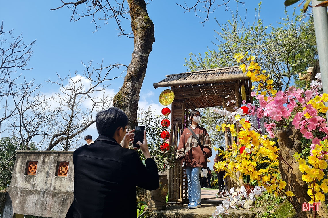 Ngày đầu khai hội, lượng khách đến chùa Hương Tích Hà Tĩnh tăng đột biến