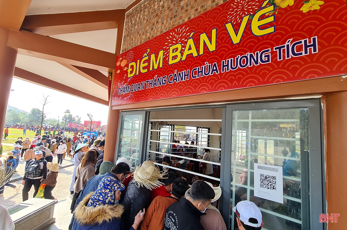 Ngày đầu khai hội, lượng khách đến chùa Hương Tích Hà Tĩnh tăng đột biến