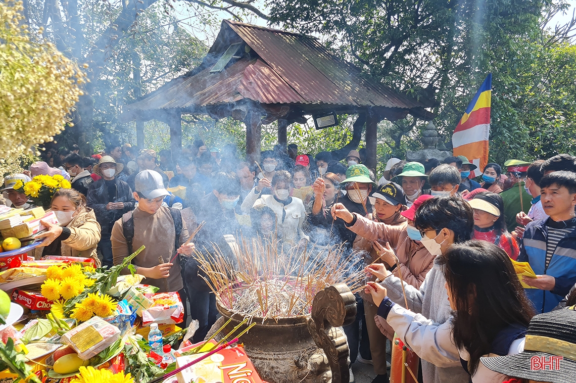Ngày đầu khai hội, lượng khách đến chùa Hương Tích Hà Tĩnh tăng đột biến