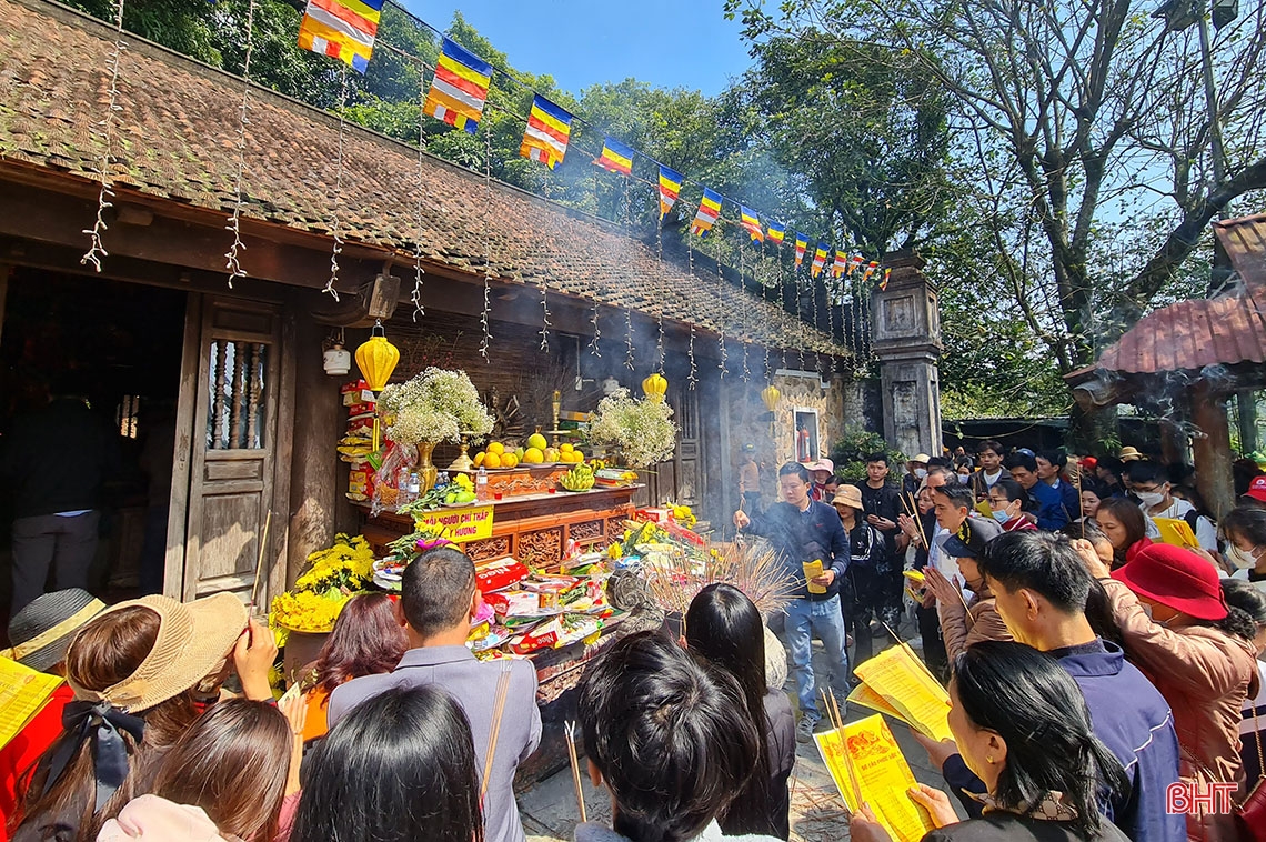 Ngày đầu khai hội, lượng khách đến chùa Hương Tích Hà Tĩnh tăng đột biến