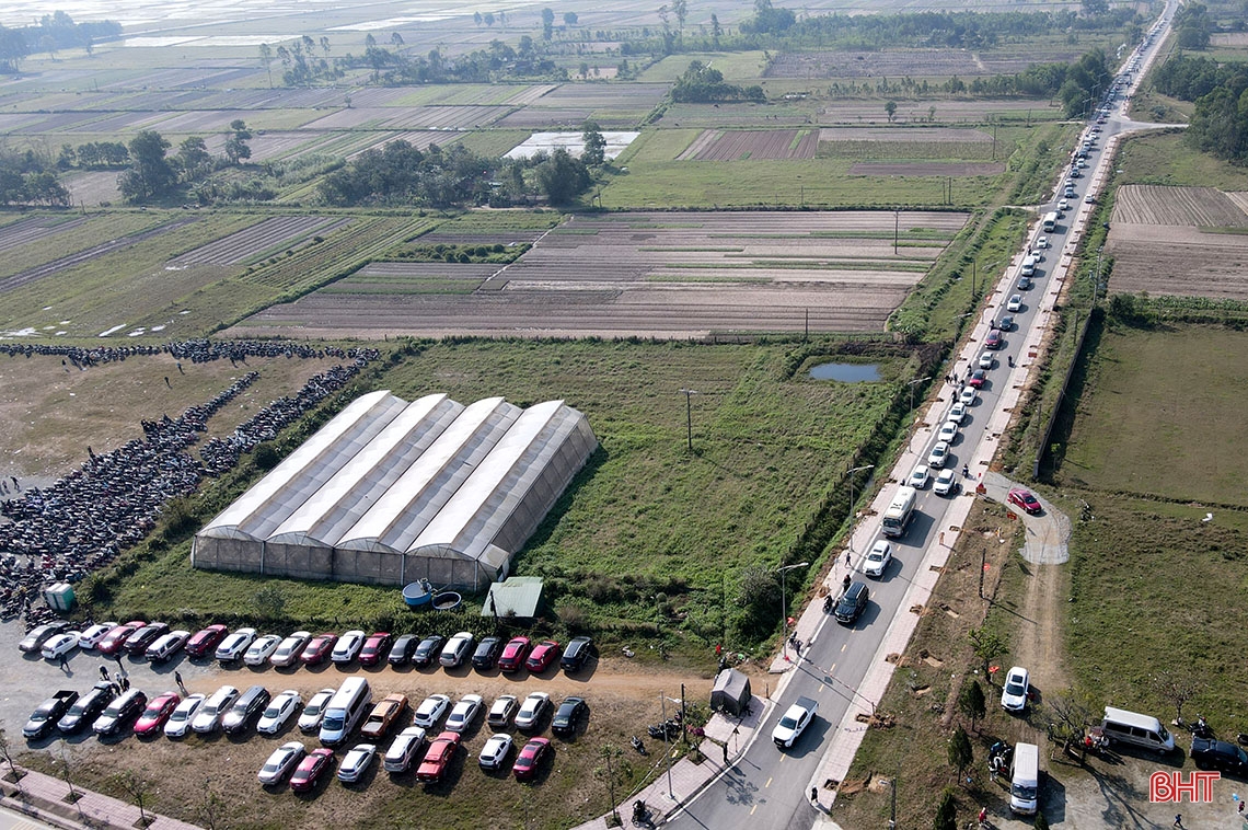 Ngày đầu khai hội, lượng khách đến chùa Hương Tích Hà Tĩnh tăng đột biến