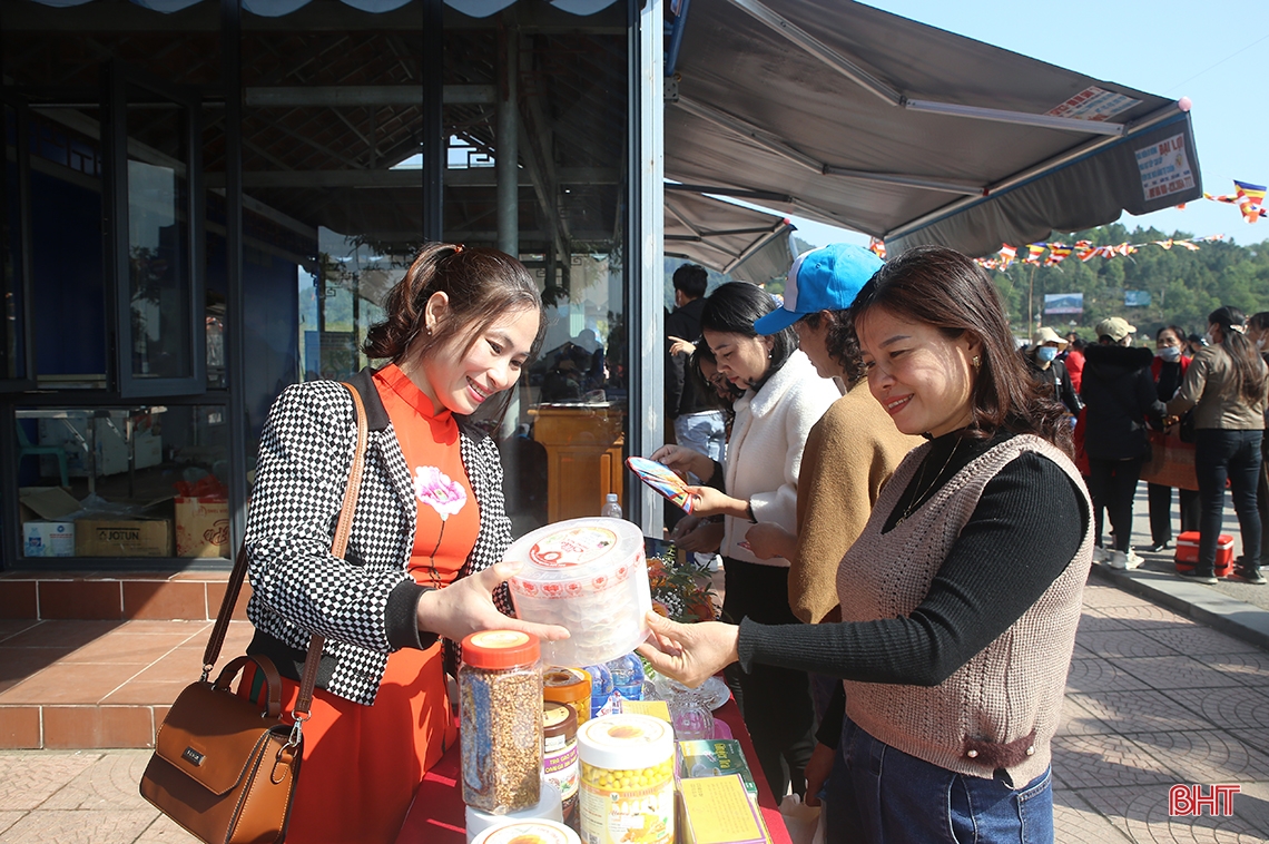 Ngày đầu khai hội, lượng khách đến chùa Hương Tích Hà Tĩnh tăng đột biến