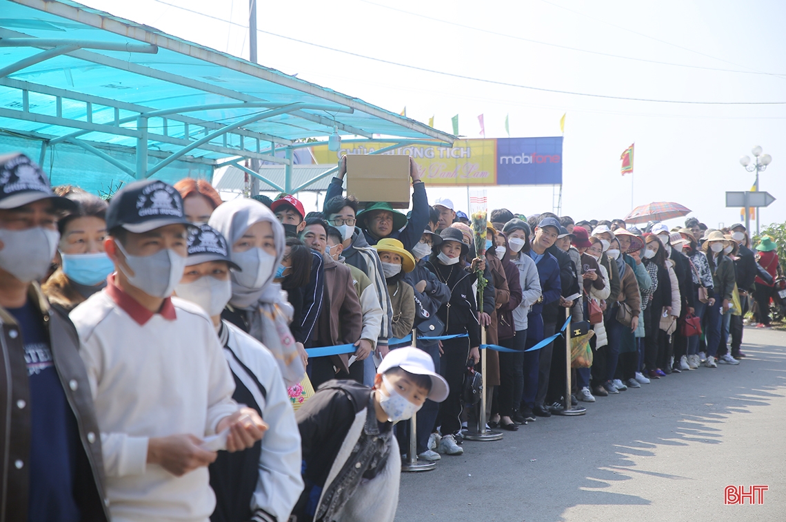 Ngày đầu khai hội, lượng khách đến chùa Hương Tích Hà Tĩnh tăng đột biến