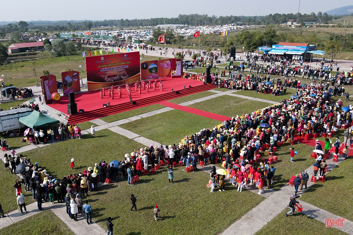 Ngày đầu khai hội, lượng khách đến chùa Hương Tích Hà Tĩnh tăng đột biến