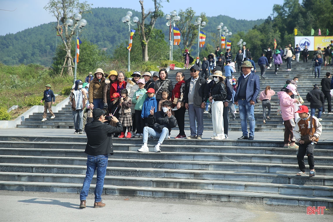 Ngày đầu khai hội, lượng khách đến chùa Hương Tích Hà Tĩnh tăng đột biến