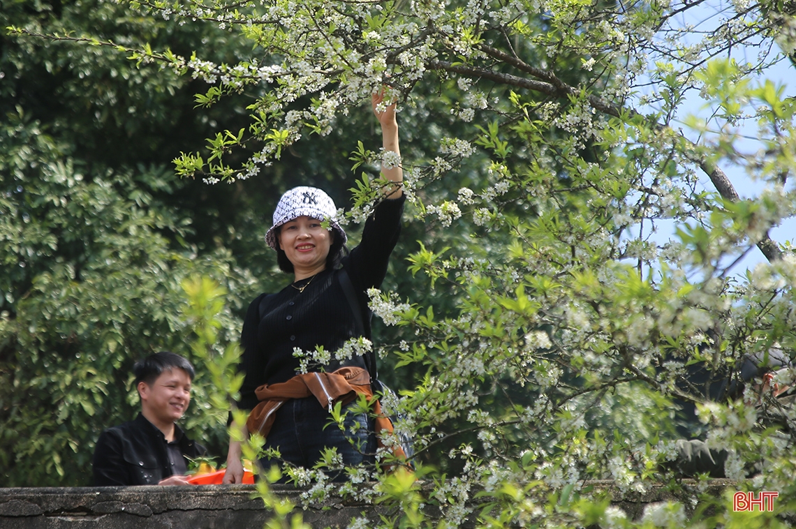 Ngày đầu khai hội, lượng khách đến chùa Hương Tích Hà Tĩnh tăng đột biến