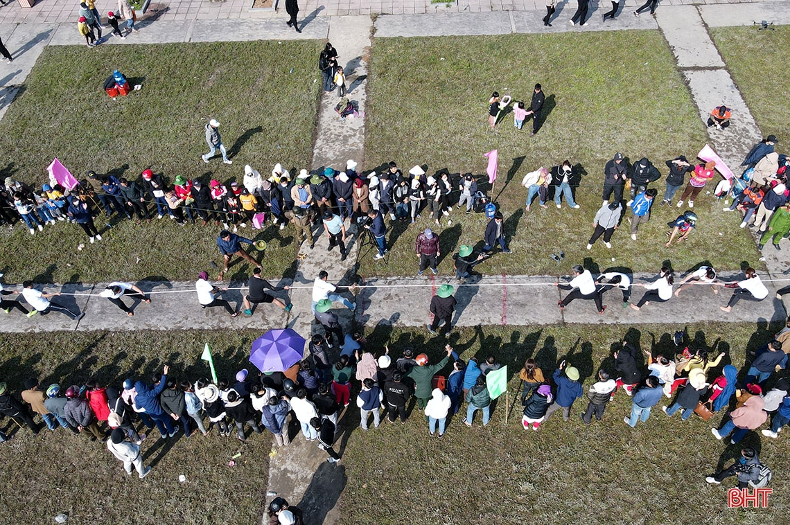 Ngày đầu khai hội, lượng khách đến chùa Hương Tích Hà Tĩnh tăng đột biến