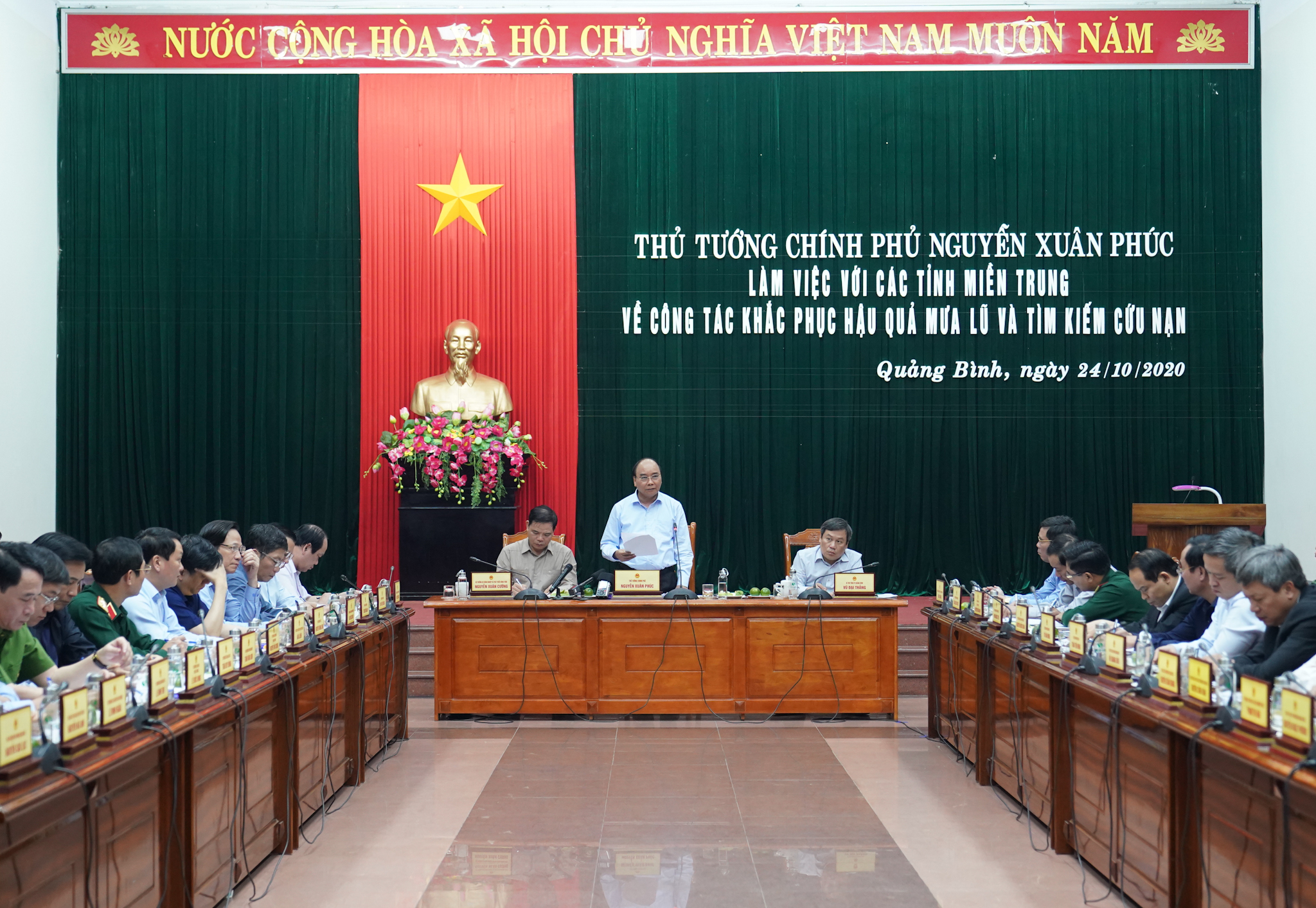 Thủ tướng làm việc với các tỉnh miền Trung về công tác khắc phục hậu quả mưa lũ, tìm kiếm cứu nạn. Ảnh VGP/Quang Hiếu Thủ tướng làm việc với 5 tỉnh miền Trung: Hà Tĩnh tập trung cao khắc phục hậu quả lũ lụt