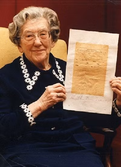 Eva Hart khi đã về già. Bà qua đời năm 1996 ở tuổi 91.