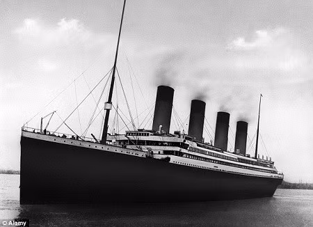 Con tàu Titanic khi rời cảng Southampton (Anh) để bắt đầu chuyến hành trình định mệnh.
