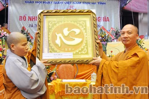 ... và quà sư cô trụ trì chùa Mộ Nghĩa