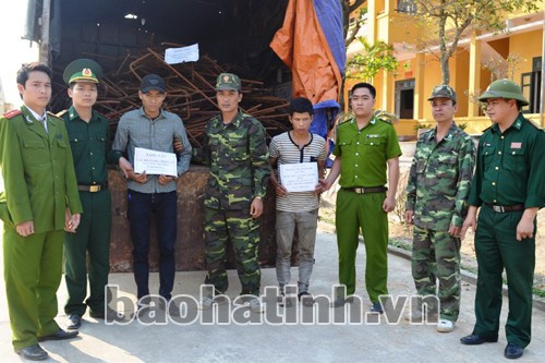 2 đối tượng bị lực lượng chức năng bắt giữ khi đang thực hiện hành vi trộm sắt
