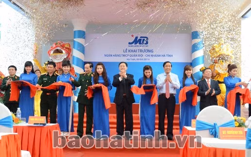 Lãnh đạo Hà Tĩnh và MB cắt băng khai trương Chi nhánh MB Hà Tĩnh Lãnh đạo Hà Tĩnh và MB cắt băng khai trương Chi nhánh MB Hà Tĩnh