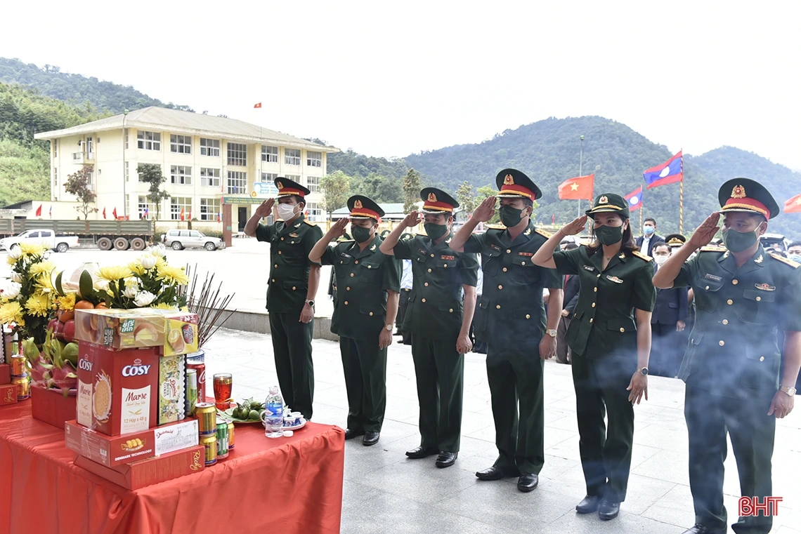 Đón nhận 11 hài cốt liệt sỹ hy sinh tại Lào về nước qua Cửa khẩu Cầu Treo