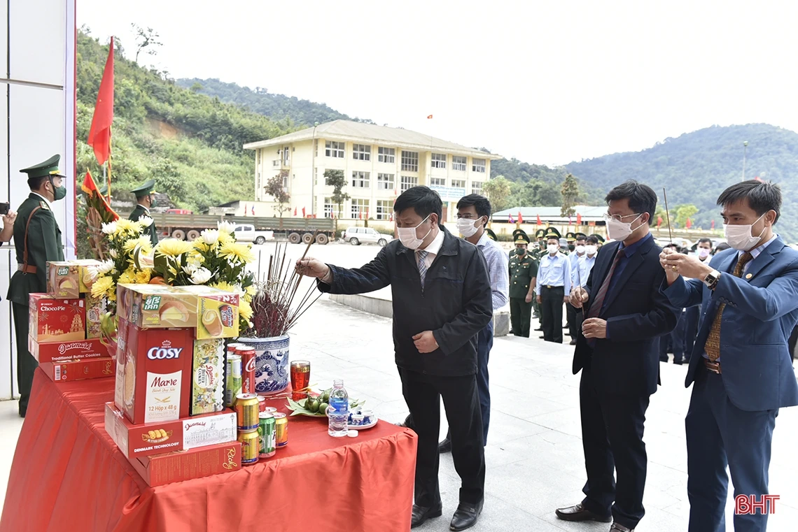 Đón nhận 11 hài cốt liệt sỹ hy sinh tại Lào về nước qua Cửa khẩu Cầu Treo