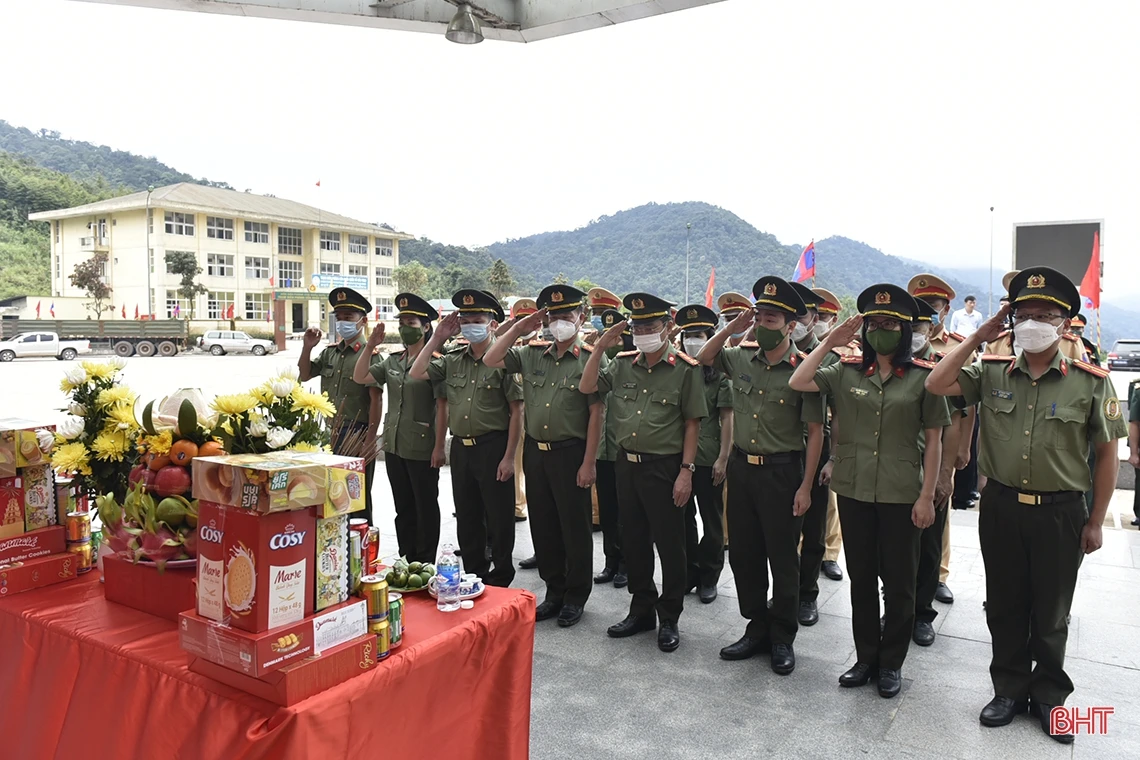 Đón nhận 11 hài cốt liệt sỹ hy sinh tại Lào về nước qua Cửa khẩu Cầu Treo