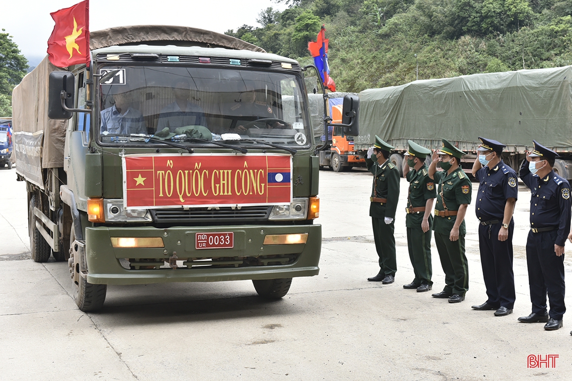 Đón nhận 11 hài cốt liệt sỹ hy sinh tại Lào về nước qua Cửa khẩu Cầu Treo