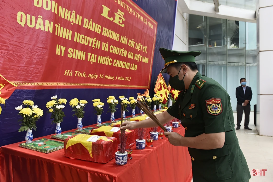 Đón nhận 11 hài cốt liệt sỹ hy sinh tại Lào về nước qua Cửa khẩu Cầu Treo