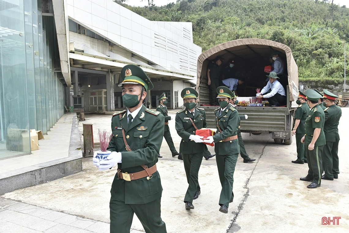 Đón nhận 11 hài cốt liệt sỹ hy sinh tại Lào về nước qua Cửa khẩu Cầu Treo